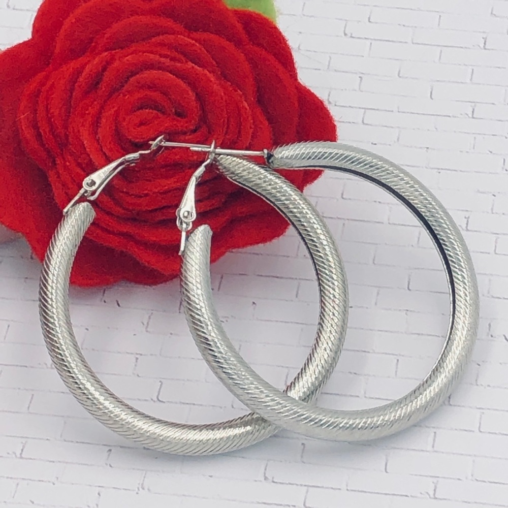 🍀 Simple Silver Tone Hoop Earrings